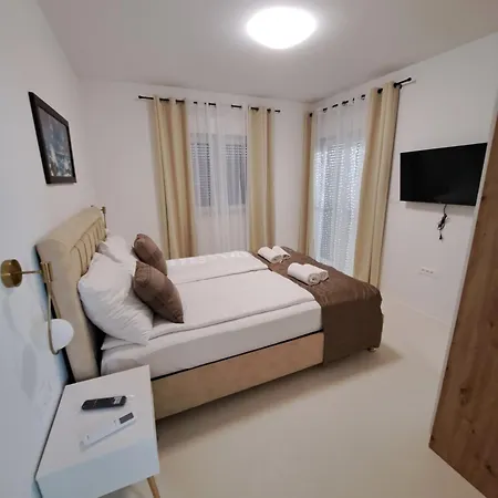 Angelina Villa *